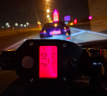  ضبط سائق جديد من الرملة "17 عاماً" يقود سيارته بسرعة 210 كم/ساعة